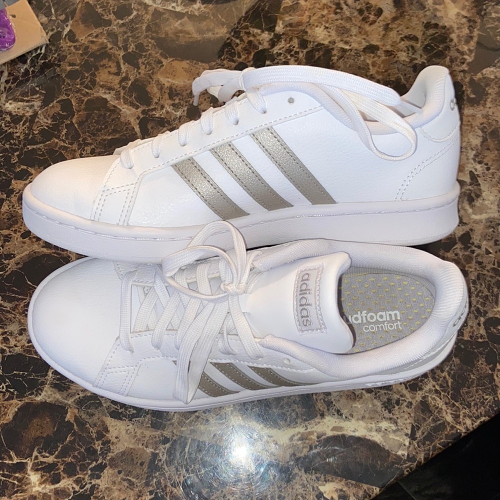 Women’s Adidas Grand Court sz 7 LIKE NEW!